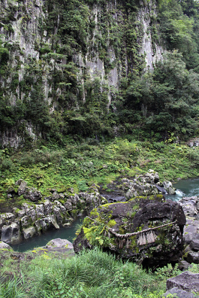 岩石，岛沢绳索，高知湖峡谷周围的河流