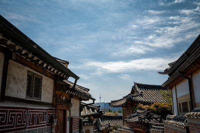 韩国首尔北川韩屋村的传统韩国风格建筑，背景是南山上的北首尔塔。