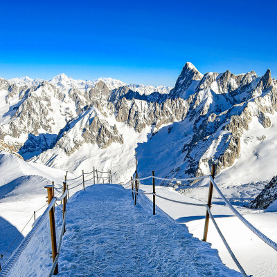 冬季登山小路。