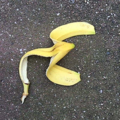 一个新鲜的香蕉皮