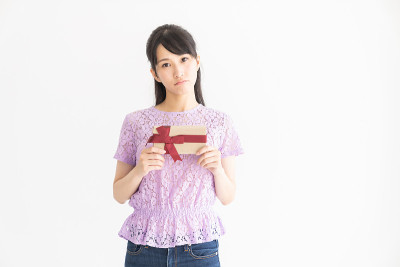有魅力的亚洲女人在收到礼物时会思考