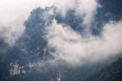 云雾缭绕的山脉，乐山市，四川省，中国。
