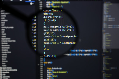 真正的c / c++代码开发屏幕。编程工作流抽象算法概念。放大后可见的c / c++代码行。