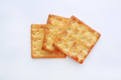 堆叠饼干饼干在白色的背景。关闭了。