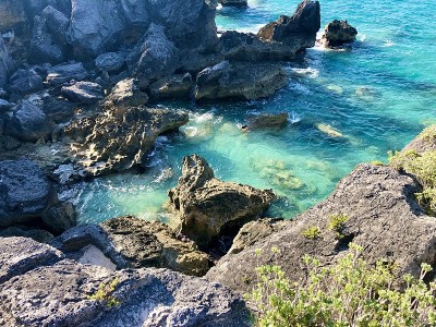 从马蹄湾悬崖俯瞰大海，百慕大
