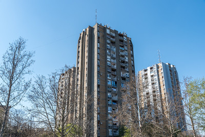 这座城市的高层公寓楼建于共产主义时期，是一种野兽派建筑风格