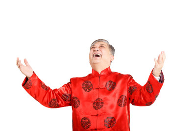 老人的肖像用普通话和手势