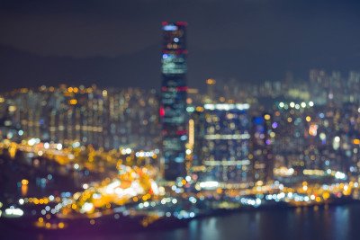 朦胧的夜色笼罩着香港商业区的维多利亚湾