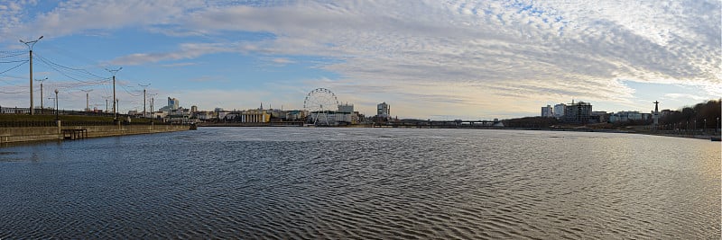 2019年4月14日:春天的夜晚，切博克萨利湾的建筑和纪念碑。Cheboksary。俄罗斯。