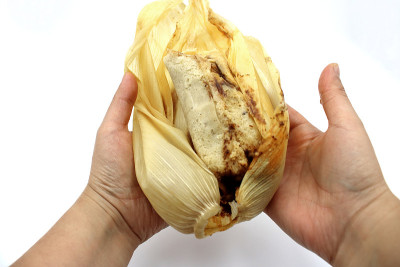 手里拿着一份玉米粉蒸肉