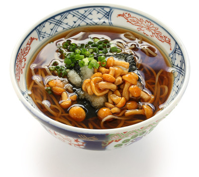 Nameko荞麦面，上面有Nameko蘑菇，日本食物