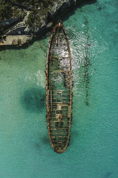 在蓝海中失事