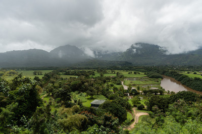 夏威夷考艾岛的哈纳雷山谷，在一场大暴雨后的冬天