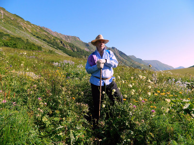 这个男人在高加索山脉的旅游