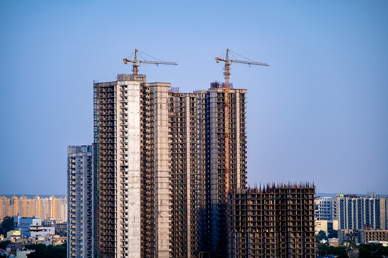 高空拍摄顶部有吊车的在建建筑