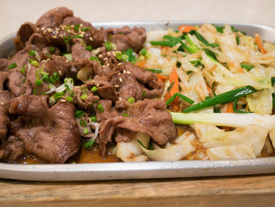 牛肉和蔬菜放在热板上