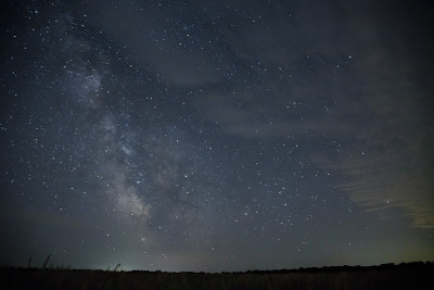 美丽的夜空和星星。银河系磁场