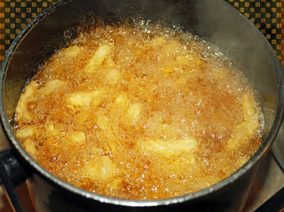 用油炸锅烹饪的炸薯条