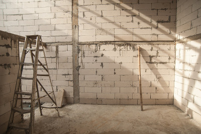 建筑工地上一座新建筑的混凝土砌块