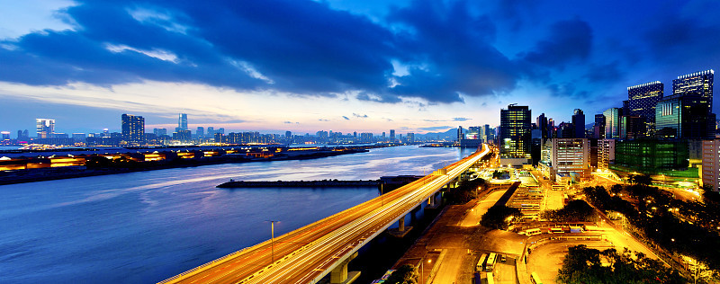 黄昏时分高速公路立交桥的全景