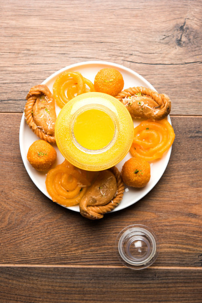 德西酥油配印度甜品，如Gujiya, Motichoor laddu和imarti或Jalebi