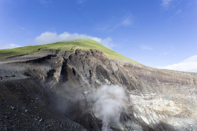 在美那多的火山顶上