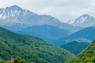山峦在春天，