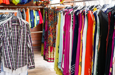 夏季服装店的室内装潢。