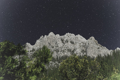 城堡峭壁上的夜空