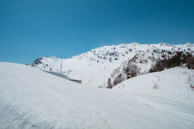 山黑袍高山径雪山墙