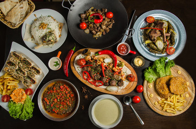 餐桌上有各种各样的阿拉伯食物。俯视图