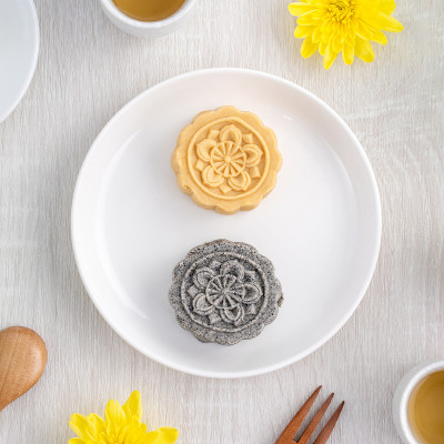 五颜六色美丽的月饼、绿豆糕、状元酥饼为中秋节传统美食点心，俯视图，平铺。