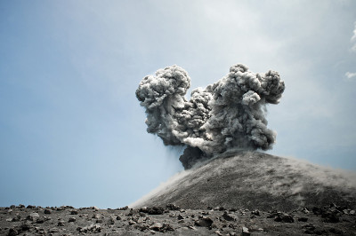 喀拉喀托火山喷发出灰色烟雾