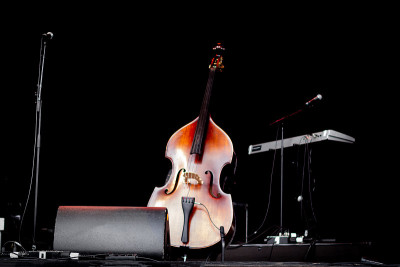大提琴(violoncello)放在音乐会上一个空舞台的中央