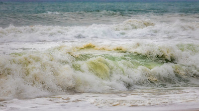暴风雨后的巨浪