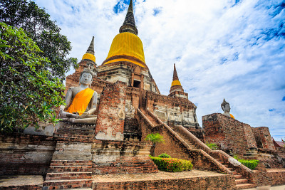 泰国Yai Chaimongkol寺的古代佛像。