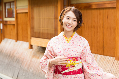 在京都穿着和服的女人