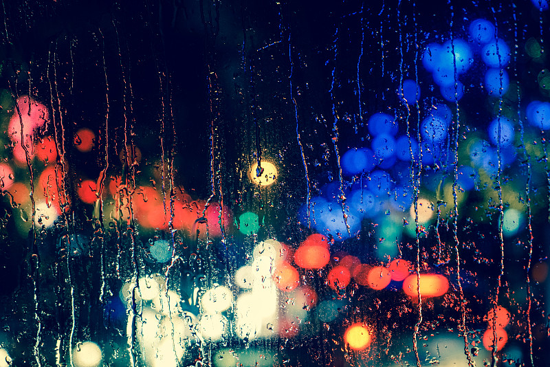 雨点落在窗上，路灯散光