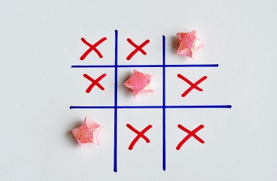 彩色星形纸在井字棋盘游戏