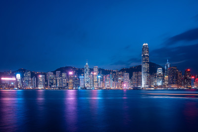 夜间香港维多利亚港的城市景观和天际线