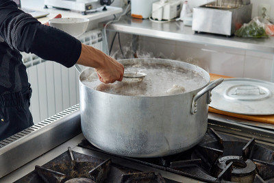 烹饪时撇去肉汤表面的泡沫