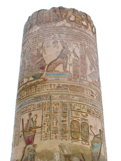 埃及Kom Ombo神庙:彩色雕刻的圆柱