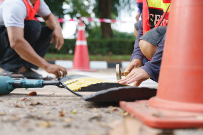 保安小组正在安装安全道路限速器