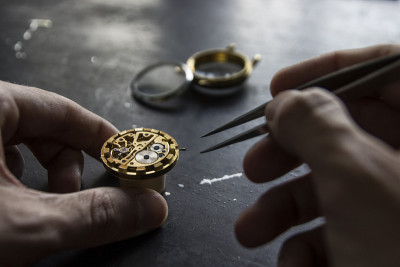 制表师正在修理一块老式自动手表。