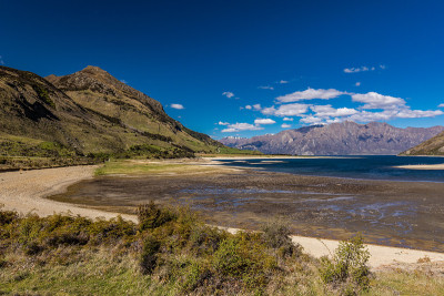 夏威夷湖和山的全景照片，南岛，新西兰