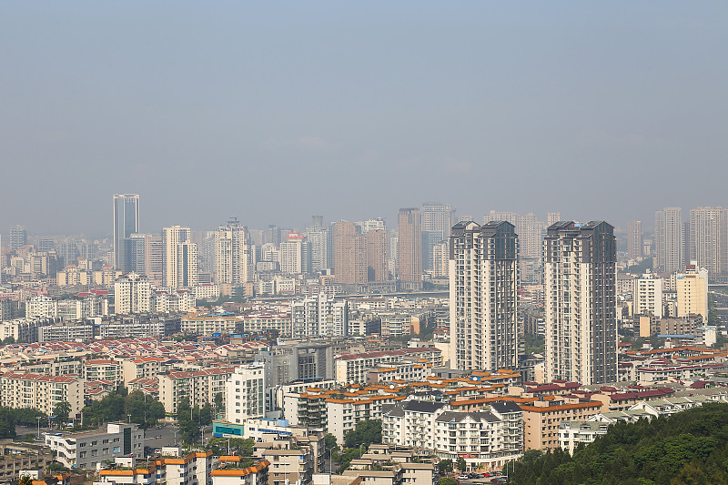 绵阳，中国，城市全景与蓝天