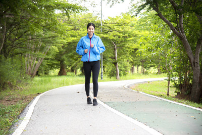 健康女性亚洲跑步者健身健身自然公园背景