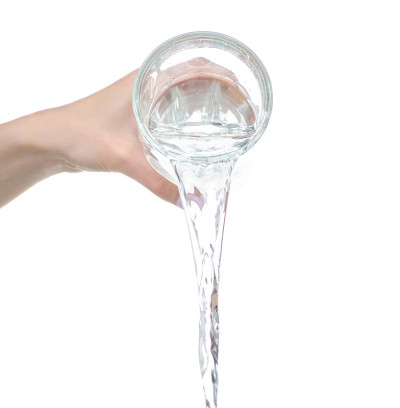 水正从手里的杯子里倒出来