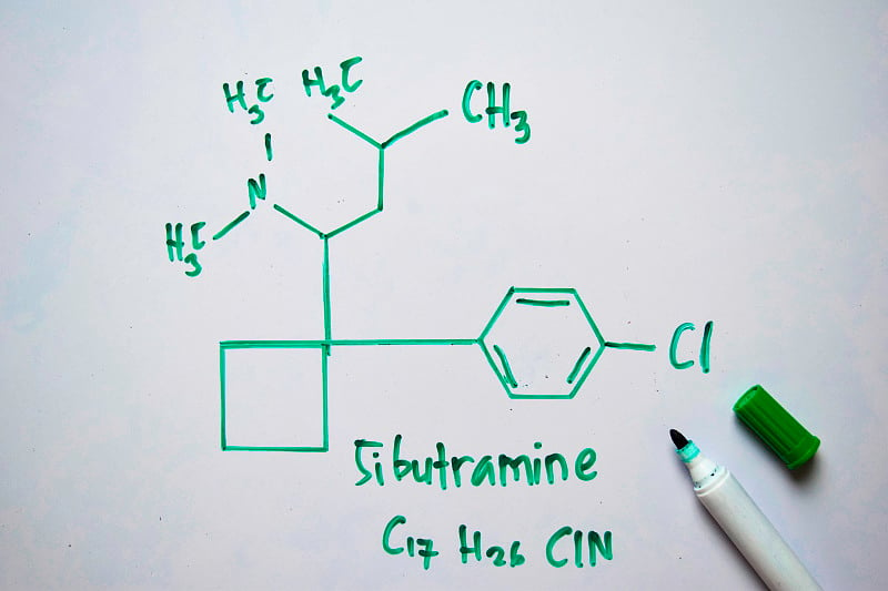 西布曲明(C17,H26,CIN)分子写在白板上。结构化学公式。教育的概念