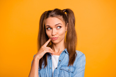 特写的漂亮可爱的迷人的迷人的狡猾的女孩